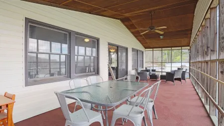 Lakefront 4Bd-2ba; Deep Water; Large Porch; 2 Night Min; Sleeps 14; Pet Friendly