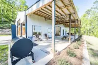 Unique and tranquil mountain-side getaway, close to Guntersville Lake.