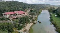 "The Cliff House" Riverfront with incredible views! Sleeps 18!