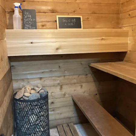 Modern Chalet -AC, hot tub, sauna + pets welcome
