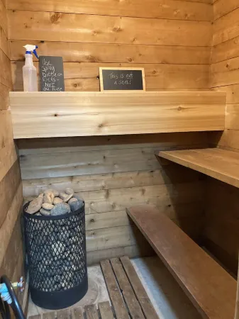 Modern Chalet -AC, hot tub, sauna + pets welcome