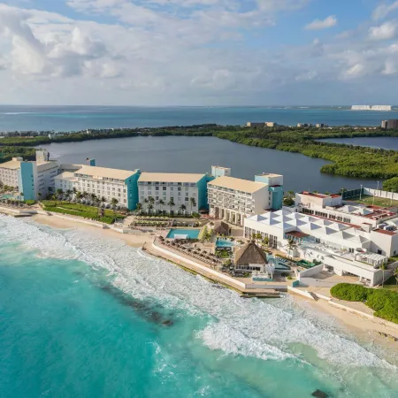The Westin Resort & Spa, Cancun Отели рядом с достопримечательностью «Пляж Делфинес»
