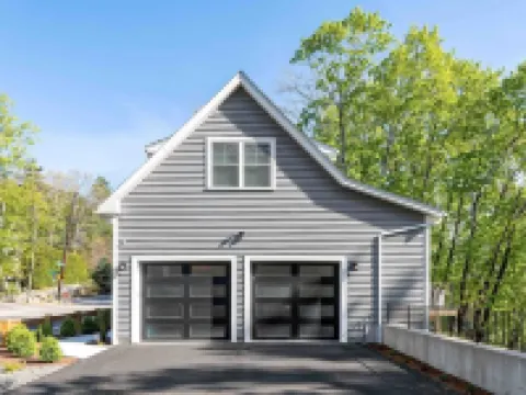 Luxury Home | Fire Pit | Beach | Grill | 2 Decks Hotels in Smithfield