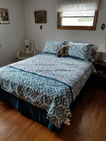 Cape Cod home in great location! Walk to downtown