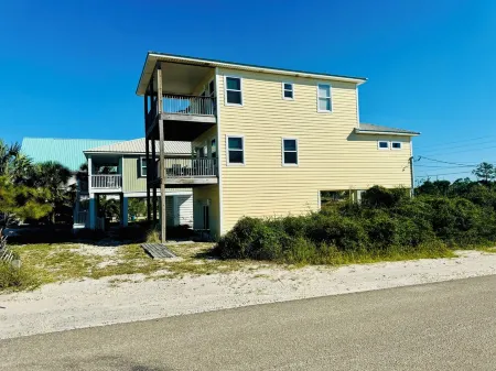TURTLE COVE: Beachside/Ocean View/Direct Beach Access/Sleeps 8/ Pet Friendly