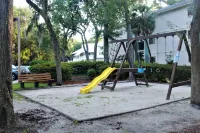 FULLY RENOVATED, 5-MINUTE WALK TO BEACH - 2 POOLS - 4 Pickleball +Tennis Courts