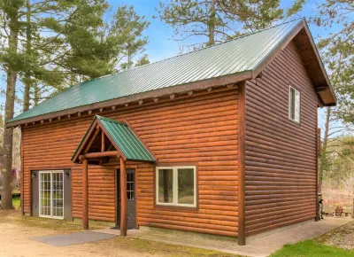Lodge on Au Train River a few blks from Lk Superior  15 min from Munising