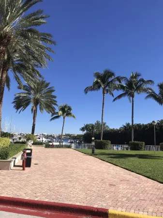 Resort living Отели в г. Лантана