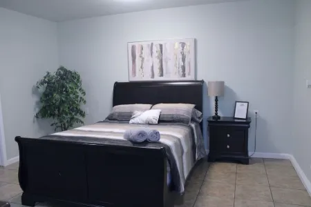 Spacious Modern Studio with a private entrance nearby Sequoia N Park