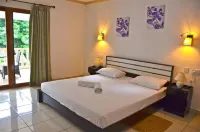 FOREST LODGE GUEST HOUSE - Parkplatz