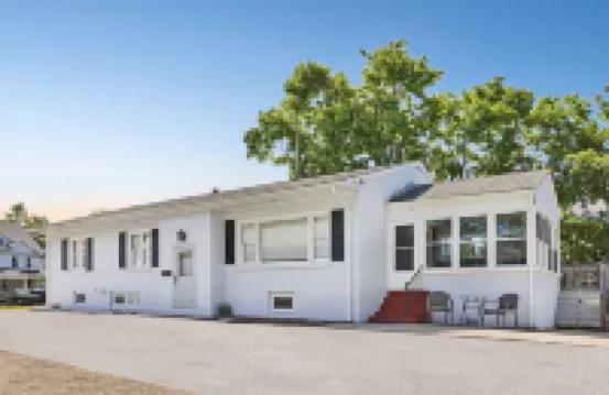 THE SEA BREEZE OCEAN BEACH HOUSE: 6 QUEEN BEDS
