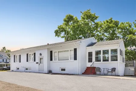 THE SEA BREEZE OCEAN BEACH HOUSE: 6 QUEEN BEDS