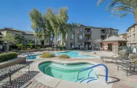 Contemporary 1 bed/bath luxury apt near the strip