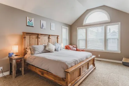 Ski Retreat Hot Tub, 1 Gbps, Foosball, Pool Table, & Pets Allowed