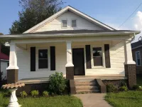 Pet Friendly Small House in the Heart of Paducah 鄰近Antique Galleria的酒店