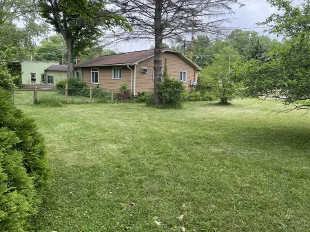 Carrie's Cottage - Charming Duplex Style 3 Bedroom Cottage with Beach Access!