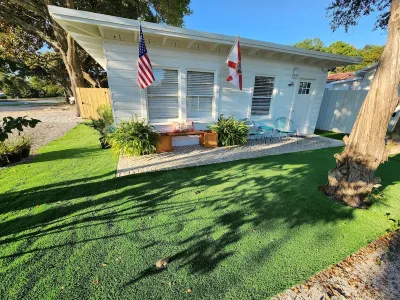 Frannys FUN Florida Cottage by the Beach Downtown Fort Walton Beach! Hotels near Garniers Beach Park