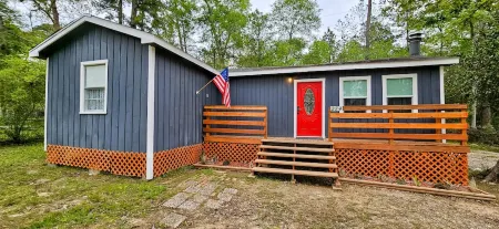 "Lucky Lake House" Quiet community, minutes from Naskila Casino and Restaurant!