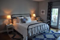 Totally Renovated Waterfront Cottage, Snowbird's Paradise, Boater's Dream Hotels in der Nähe von Spanish Moss Trail