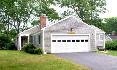 Walk to Beach - Renovated Cape Cod Ranch - 3 Bed w/ Game Room, Central AC & WiFi