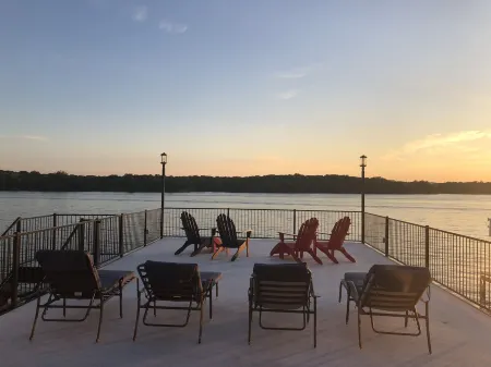 On the water Lakehouse, Waterfront Views, Open Water, - With Shade Отели рядом с достопримечательностью «Lake Lyndon B. Johnson»