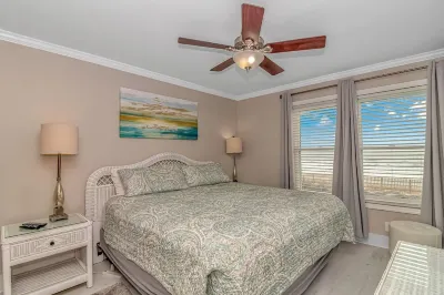 3 Bed Ocean Front Surfside Beach-Stocked Kitchen, Great Beds, Clean-Bring Ssuits