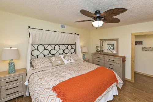 Discounted monthly stays, pet friendly, 5 min to town, deck with marsh view