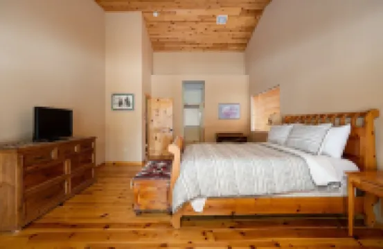 CUSTOM BUILT HOME IN THE HEART OF PINETOP- FENCED-PETS WELCOME