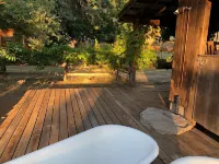 Stylish lodge w/ spa bathrooms, river, views, hot tub, between 2 Yosemite Gates