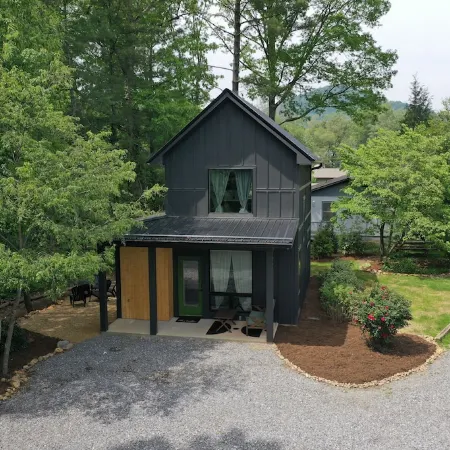 Black Mountain Pine HouseModern, Homey, and Close to Town!