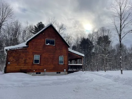 New 4-bedroom cabin in Cleveland with a Hot tub