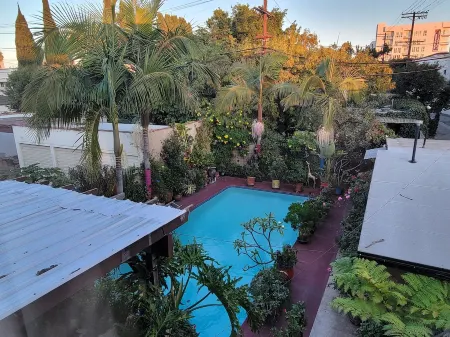 Chic 3-bedroom apartment near Carthay and 10 minutes to Rodeo Drive. A+ location Отели рядом с достопримечательностью «Беверли Реген»