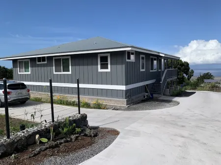 Gorgeous Ocean View, Comfortable Cool Elevation, Close to Everything!