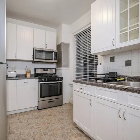 Cozy Corner: Midtown Convenience Отели рядом с достопримечательностью «Washington St»