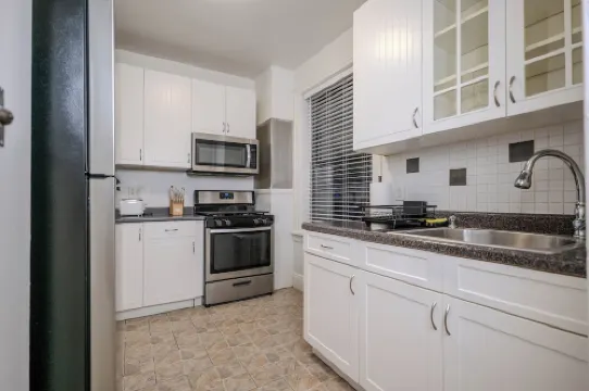 Cozy Corner: Midtown Convenience