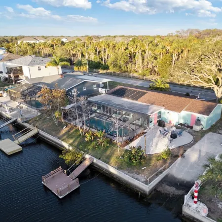 Family & Fisherman Friendly Pool Home- Gulf Access Dock, Bikes, Games & Kayaks