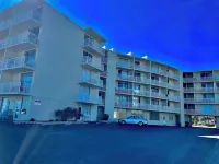 Cozy new Daytona Beach studio with pool access,sunset and ocean views.