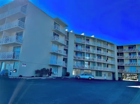 Cozy new Daytona Beach studio with pool access,sunset and ocean views. Отели рядом с достопримечательностью «Loggerhead Marina»