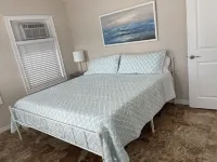 Cottage by the Sea Unit AIndian Rocks Retreat- 3-Minute Walk to Beach- King Bed