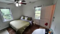 Hilltop Hide-away, close to everything! Hotels near ALDI