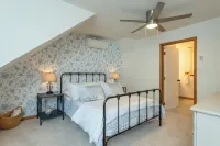 Mtn Cabin with Views, Hot Tub+Grill, Wood Stove, WiFi, Private & Close to Town.