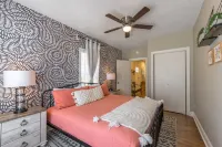 3 KING Beds + Walk to River Market + Coffee