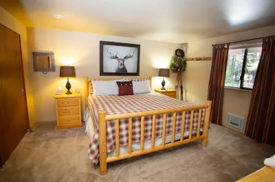 Black Bear Cabin central location to all Leavenworth's outdoor activities. Hotels near Chiwawa Sno-Park