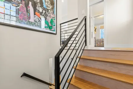 Luxe Designer Dream Home - Free Parking - Walk to Beach + Dining + Shopping