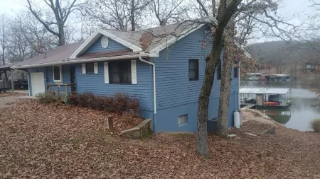 Cozy ranch, peaceful cove, dock space available. Close to restaurants!