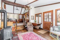 Cozy Cottage in Berkshires: Minutes to Jiminy Peak