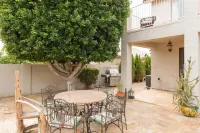 Luxury 5BR designer home w/ private pool, newly renovated in Aug23 The Legend at Arrowhead 주변 호텔