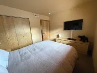 Icicle Village Resort, Luxury Queen Suite Condo. Just 1/2 mile from down town