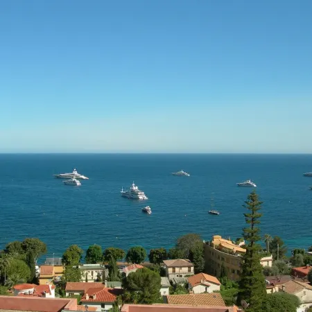 Sea view garden apartment with pool option. Near beach between Nice and Monaco
