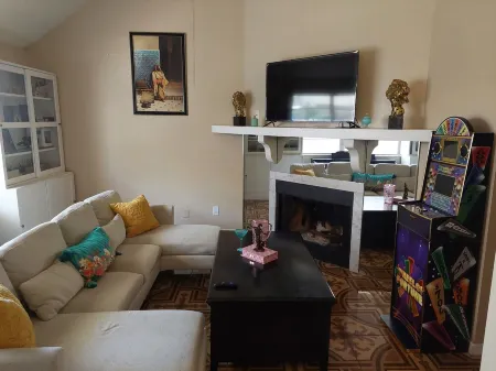 Charming 3 bedroom Townhome with Whimsical Kids Rooms for Family Gatherings!